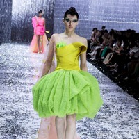 Peragaan teranyar Didi Budiardjo diberi tajuk Cafe Society. Pengaruh mode era akhir 80-an hingga awal 90-an menonjol di koleksi ini karena pada masa-masa tersebut hidup Didi terfokus di Paris karena studinya.  Foto: Mohammad Abduh/detikcom