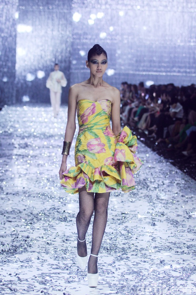 Peragaan teranyar Didi Budiardjo diberi tajuk Cafe Society. Pengaruh mode era akhir 80-an hingga awal 90-an menonjol di koleksi ini karena pada masa-masa tersebut hidup Didi terfokus di Paris karena studinya. Foto: Mohammad Abduh/detikcom