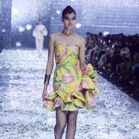 Peragaan teranyar Didi Budiardjo diberi tajuk Cafe Society. Pengaruh mode era akhir 80-an hingga awal 90-an menonjol di koleksi ini karena pada masa-masa tersebut hidup Didi terfokus di Paris karena studinya. Foto: Mohammad Abduh/detikcom