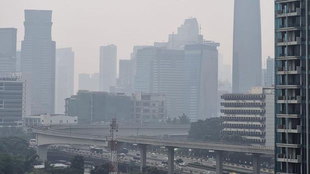 Kondisi Jakarta pada pukul 14.00 WIB, Selasa (25/7/2023)-(Haris/detikcom)