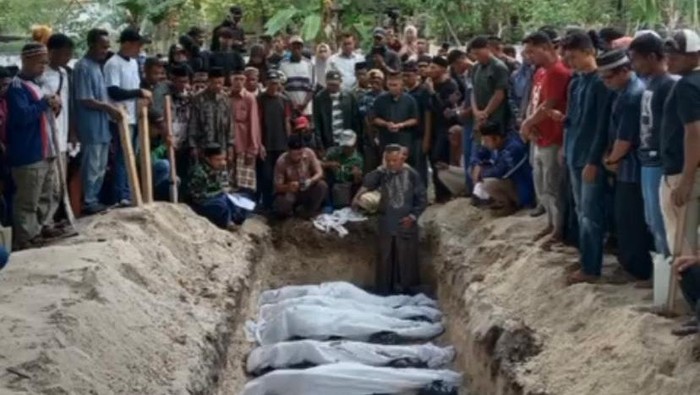 Korban kapal tenggelam di Buton tengah dimakamkan secara massal.