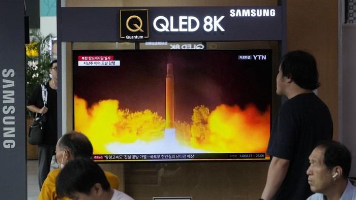 Korut Kembali Tembakkan Rudal Saat Kapal Nuklir AS Merapat ke Korsel A TV screen shows a file image of North Korea's missile launch during a news program at the Seoul Railway Station in Seoul, South Korea, Tuesday, July 25, 2023. North Korea fired two short-range ballistic missiles into its eastern sea, South Korea's military said Tuesday, adding to a recent streak in weapons testing that is apparently in protest of the U.S. sending major naval assets to South Korea in a show of force. (AP Photo/Ahn Young-joon)