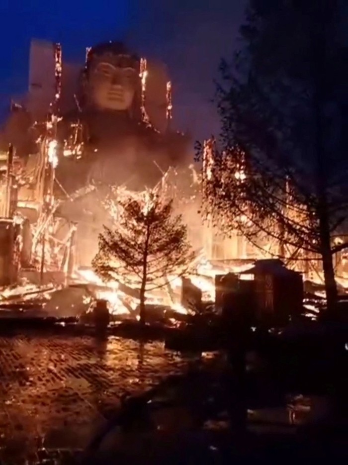 Kuil Buddha Raksasa di China Hancur Terbakar, Begini Kondisinya A view of damage caused from a fire in the wooden structure of the Grand Hall of the Dafo (Big Buddha) Temple in Zhangye, Gansu Province, China in this screen grab taken from a video released July 24, 2023 and obtained by Reuters. Video obtained by Reuters/via REUTERS THIS IMAGE HAS BEEN SUPPLIED BY A THIRD PARTY. MANDATORY CREDIT. NO RESALES. NO ARCHIVES.