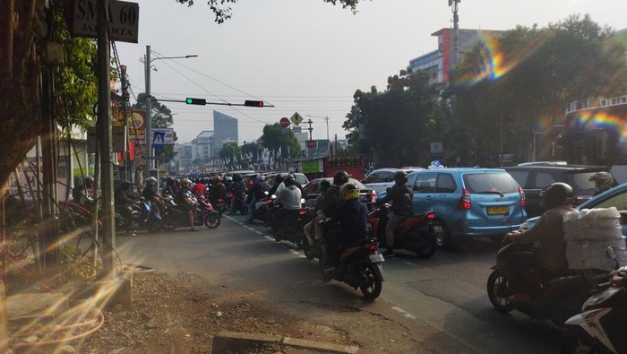 Lalin Macet di Jalan Warung Buncit Arah Kuningan