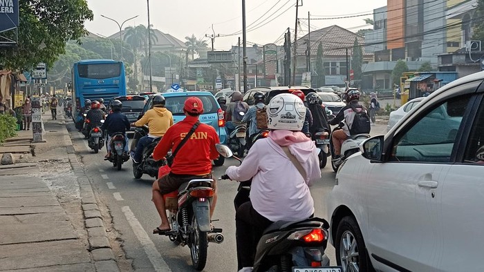 Lalin macet di Jl H Juanda, Ciputat, Tangsel pagi ini