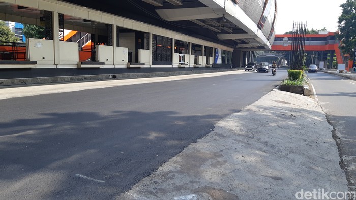 Lapisan aspal baru di Jl HR Rasuna Said sisi timur atau Menteng arah Mampang, sekitar Stasiun LRT dan Halte TransJ Karet Kuningan, 23 Juli 2023. (Danu Damarjati/detikcom)
