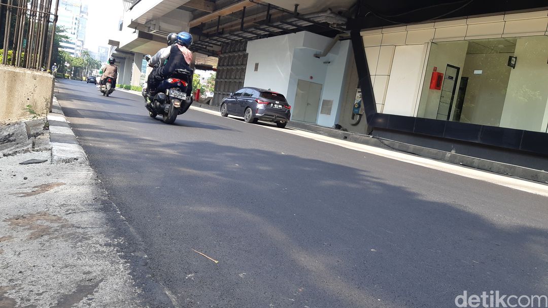 Lapisan aspal baru di Jl HR Rasuna Said sisi timur atau Menteng arah Mampang, sekitar Stasiun LRT dan Halte TransJ Karet Kuningan, 23 Juli 2023. (Danu Damarjati/detikcom)