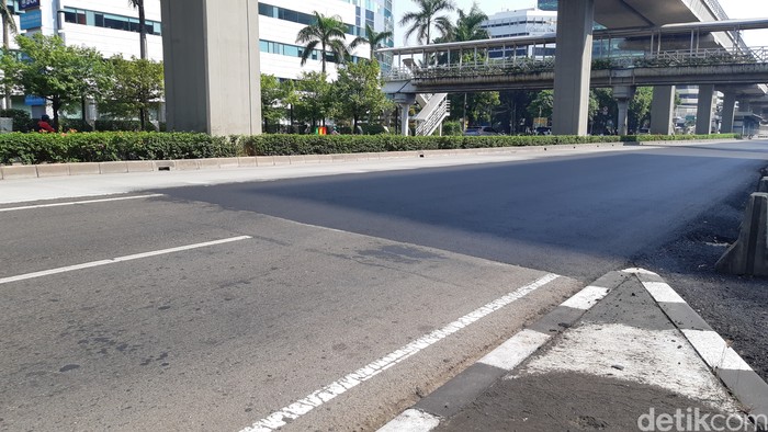 Lapisan aspal baru di Jl HR Rasuna Said sisi timur atau Menteng arah Mampang, sekitar Stasiun LRT dan Halte TransJ Karet Kuningan, 23 Juli 2023. (Danu Damarjati/detikcom)