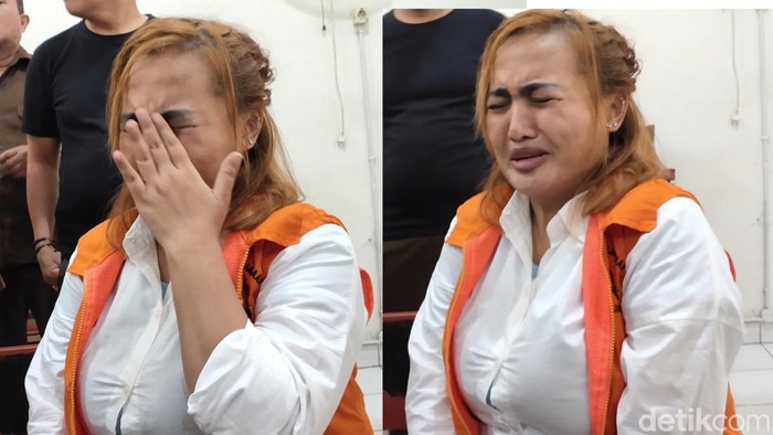 Lina Mukherjee terdakwa kasus penistaan agama konten makan babi ucap bismillah menangis sebelum sidang perdana. (Welly Jasrial Tanjung/detikSumbagsel)