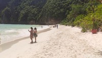 Maya Bay menjadi tujuan pertama dalam semua tur. Jadi untuk bisa mengambil foto yang agak sepi, kamu harus agak sabar menunggu. (bonauli/detikcom)