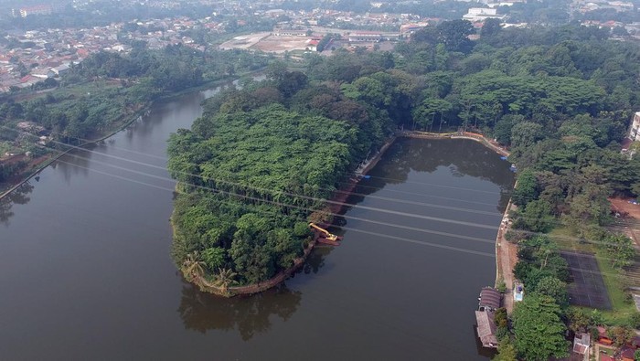 Melihat Revitalisasi Situ Jatijajar, Wisata Alam Baru di Depok Foto udara revitalisasi Situ Jatijajar, Depok, Jawa Barat, Selasa (25/7/23). Pemerintah Provinsi Jawa Barat (Pemprov Jabar) melakukan revitalisasi Situ Jatijajar dengan total anggaran sebesar Rp2,7 miliar dari APBD Pemprov Jabar, yang nantinya akan menjadi wisata alam baru di Depok dan ditargetkan selesai pada pertengahan Agustus 2023. ANTARA FOTO/Yulius Satria Wijaya/rwa.