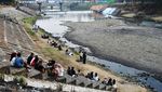 Wisata Dadakan di Sungai Madiun yang Mengering