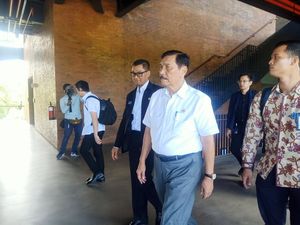 Luhut Sarankan Pungutan Turis Asing Digunakan untuk Atasi Sampah di Bali