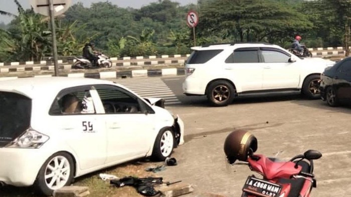 Mobil di Stadion Pakansari Bogor dirusak oleh orang tak dikenal (tangkapan layar)