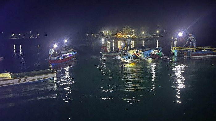 Momen Pencarian Korban Kapal Tenggelam di Buton Tengah Sultra In this photo provided by the National Search and Rescue Agency (BASARNAS), rescuers on a rubber boat search for survivors after an overloaded ferry sank off Sulawesi Island, Indonesia, Monday, July 24, 2023. (BASARNAS via AP)
