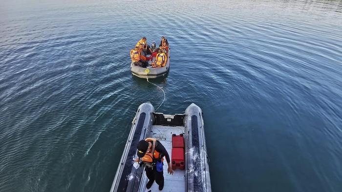 Momen Pencarian Korban Kapal Tenggelam di Buton Tengah Sultra In this photo provided by the National Search and Rescue Agency (BASARNAS), rescuers on a rubber boat search for survivors after an overloaded ferry sank off Sulawesi Island, Indonesia, Monday, July 24, 2023. (BASARNAS via AP)