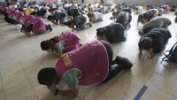 Dalam simulasi tersebut, beberapa warga diinstruksikan untuk berlindung di tempat parkir bawah tanah dengan tangan menutupi mata dan telinga sambil tetap membuka mulut - untuk meminimalkan dampak gelombang ledakan dari rudal.  
