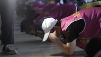 Orang-orang berlindung di dalam tempat penampungan bawah tanah selama latihan serangan udara di Taipei, Taiwan, Senin (24/7/2023). Taiwan tengah meningkatkan persiapan jika terjadi serangan China di tengah meningkatnya ancaman militer dari Beijing.  