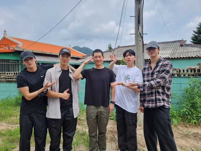 MONSTA X Member MONSTA X mengantar Joohoney berangkat wamil.