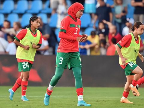 Nouhaila Benzina, pesepak bola wanita pertama pakai hijab di piala dunia wanita.