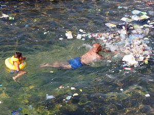 Panas Menyengat, Warga Lebanon Nekat Berenang di Laut Penuh Sampah