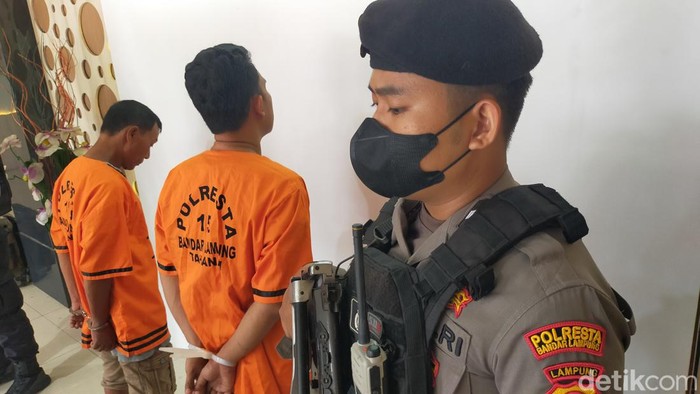 Pelaku pembunuhan Suhaibi, saat ditangkap. Pelaku merupakan ayah dan kakak korban. (Tommy Saputra/detikSumbagsel)