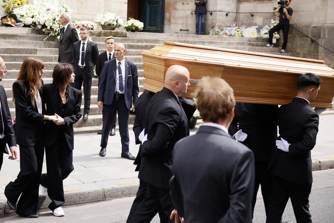 Mengejutkannya, Jane Birkin malah tidak mempermasalahkan hubungan tersebut. “Serge dan Charlotte sedang membuat album dengan lagu berjudul ‘Lemon Incest’ yang sangat aku suka dan tidak ada yang dirasa mengejutkan, mengingat betapa cintanya Serge kepada Charlotte,” kata Jane kepada majalah W pada 2016. (Foto: AP Photo/Thomas Padilla)