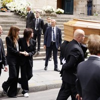 Mengejutkannya, Jane Birkin malah tidak mempermasalahkan hubungan tersebut. “Serge dan Charlotte sedang membuat album dengan lagu berjudul ‘Lemon Incest’ yang sangat aku suka dan tidak ada yang dirasa mengejutkan, mengingat betapa cintanya Serge kepada Charlotte,” kata Jane kepada majalah W pada 2016. (Foto: AP Photo/Thomas Padilla)