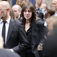 Tak luput dari sorotan pula, keluarga Jane Birkin yang sedang berduka. Salah satunya Charlotte Gainsbourg, anak pertama Jane dari hasil hubungannya dengan musisi dan aktor Prancis Serge Gainsbourg. Meski berbakat dari usia muda, kiprah Charlotte ternyata lebih dibayangi kontroversi. (Foto: AP Photo/Thomas Padilla)