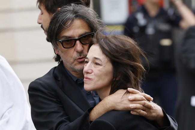 Serge meninggal pada 1991. Terlepas dari cinta terlarang dengan sang ayah, Charlotte juga menjalin hubungan mesra dengan aktor keturunan Prancis-Israel, Yvan Attal. Mereka bertemu saat Charlotte berusia 19 tahun. Dari hubungan tersebut, pasangan yang memilih tidak menikah itu dikaruniai dua anak. Pada 2021, Charlotte merilis sebuah film Jane by Charlotte. Film tersebut didedikasikannya khusus bagi sang ibu. (Foto: AP Photo/Thomas Padilla)