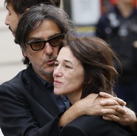 Serge meninggal pada 1991. Terlepas dari cinta terlarang dengan sang ayah, Charlotte juga menjalin hubungan mesra dengan aktor keturunan Prancis-Israel, Yvan Attal. Mereka bertemu saat Charlotte berusia 19 tahun. Dari hubungan tersebut, pasangan yang memilih tidak menikah itu dikaruniai dua anak. Pada 2021, Charlotte merilis sebuah film Jane by Charlotte. Film tersebut didedikasikannya khusus bagi sang ibu. (Foto: AP Photo/Thomas Padilla)