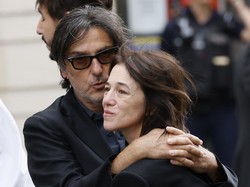 Foto: Putri Jane Birkin di Pemakaman Ibu, Diduga Terlibat Hubungan Inses