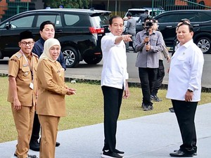 Jokowi Cek Harga Pangan Pasar di Malang, Khofifah: Semua Terkendali Baik