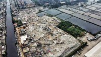 Tumpukan sampah itu juga menimbulkan bau tak sedap.