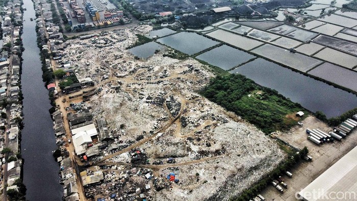 Foto udara Tempat Pembuangan Sampah (TPS) liar di Jalan Reformasi, Cilincing, Jakarta Utara, Selasa (25/7/2023).