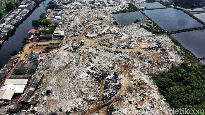 Foto udara Tempat Pembuangan Sampah (TPS) liar di Jalan Reformasi, Cilincing, Jakarta Utara, Selasa (25/7/2023).