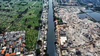Di area TPS liar itu juga terdapat bangunan semi permanen. Beberapa truk juga terlihat terparkir di area TPS liar.