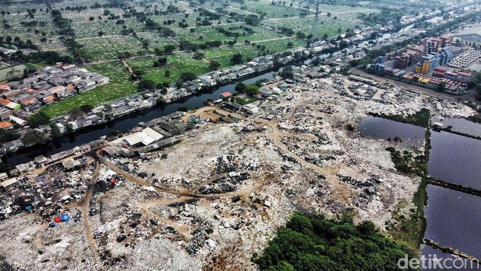 Foto udara Tempat Pembuangan Sampah (TPS) liar di Jalan Reformasi, Cilincing, Jakarta Utara, Selasa (25/7/2023).