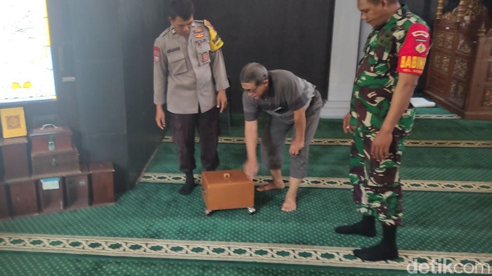 Pencurian uang amal dan parfum di masjid Semarang terekam CCTV.