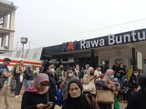 Suasana Penumpukan Penumpang di Stasiun Rawa Buntu Imbas Truk Tabrak Tiang LAA