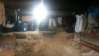 Hal yang pertama kali dirasakan saat memasuki akses permukiman ini adalah udara yang pengap dan panas. Selain itu bau asap knalpot kendaraan yang melintas di atas jalan tol memperburuk kualitas udara di pemukiman ini. Foto: Ignacio Geordy Oswaldo