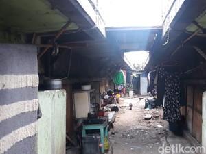 Menelusuri Permukiman di Kolong Tol Jakarta Utara