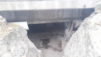 Tepat di bawah jalan tol, terlihat ada beberapa titik akses masuk ke dalam permukiman. Akses masuk ini posisinya jauh lebih rendah dari jalan dan terdapat beberapa anak tangga dari semen. Foto: Ignacio Geordy Oswaldo
