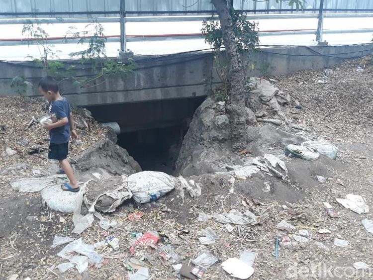 Potret Mungilnya Jalan Masuk Permukiman di Kolong Tol Angke