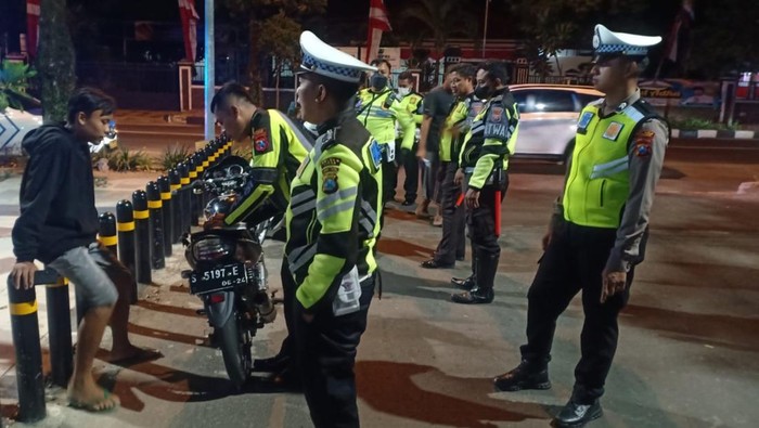 Polisi di Tuban melakukan penindakan pemotor yang terjaring Operasi Patuh Semeru 2023