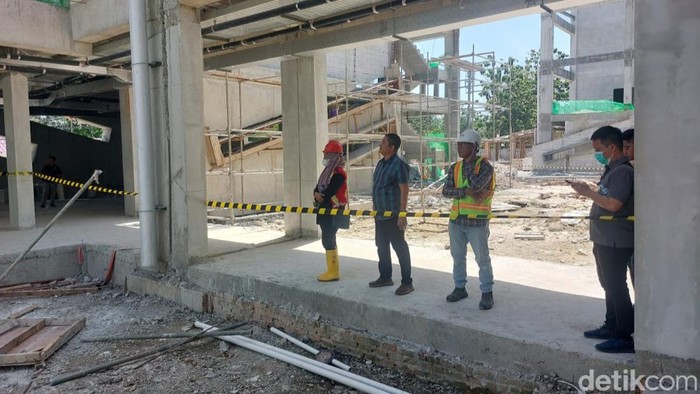 Polisi mengecek lokasi pekerja tewas terjatuh dari lantai 3 proyek kampus Unri.