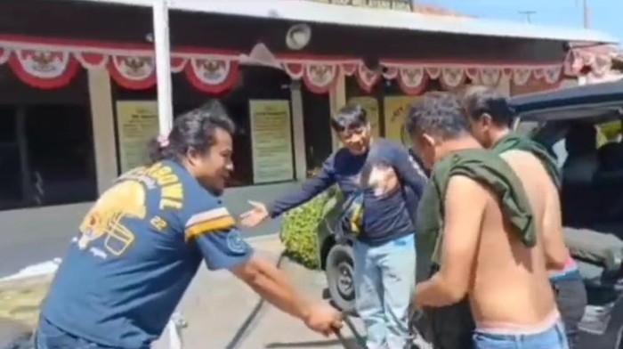 Polisi menyambut dua maling koper di Polsek Semarang Utara.