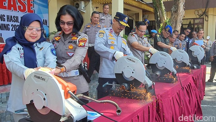 Polisi saat memusnahkan knalpot brong di Mapolresta Pekanbaru