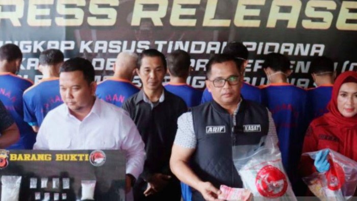 Polres Karawang mengungkap transaksi narkotika di sebuah warung nasi di Kabupaten Karawang, Jawa Barat.