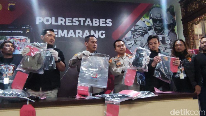 Polrestabes Semarang jumpa pers kasus pembunuhan dan perampokan dengan korban driver taksi online, Selasa (25/7/2023).